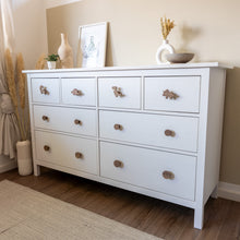 Lade das Bild in den Galerie-Viewer, Möbelgriffe "Dinosaurier" aus Walnussholz