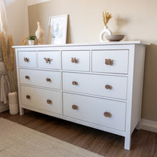 Lade das Bild in den Galerie-Viewer, Möbelgriffe "Skandinavische Tiere" aus Walnussholz