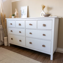 Lade das Bild in den Galerie-Viewer, Möbelgriffe "Meerestiere" aus Walnussholz