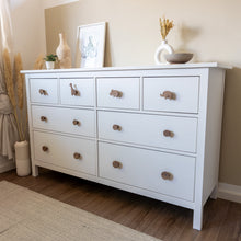 Lade das Bild in den Galerie-Viewer, Möbelgriffe "Afrikanische Tiere" aus Walnussholz