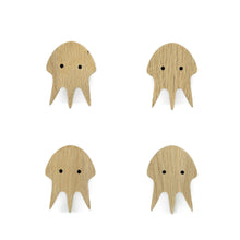 Lade das Bild in den Galerie-Viewer, Möbelgriffe "Meerestiere" aus Eichenholz