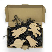 Lade das Bild in den Galerie-Viewer, Wandhaken ,,Weltraum" aus Eichenholz