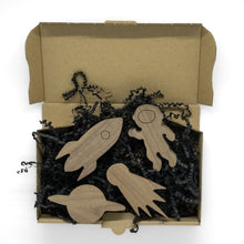 Lade das Bild in den Galerie-Viewer, Wandhaken "Weltraum" aus Walnussholz