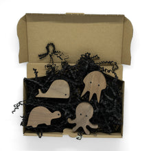 Lade das Bild in den Galerie-Viewer, Wandhaken "Meerestiere" aus Walnussholz