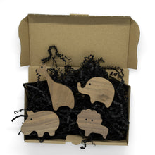 Lade das Bild in den Galerie-Viewer, Wandhaken "Afrikanische Tiere" aus Walnussholz