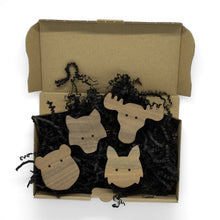 Lade das Bild in den Galerie-Viewer, Wandhaken "Nordische Tiere" aus Walnussholz