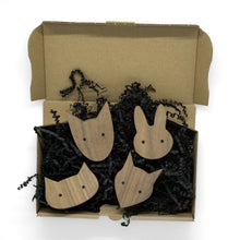 Lade das Bild in den Galerie-Viewer, Wandhaken "Heimische Tiere" aus Walnussholz