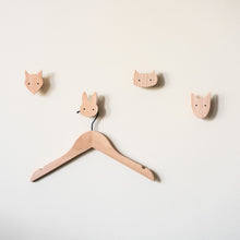 Lade das Bild in den Galerie-Viewer, Wandhaken "Heimische Tiere" aus Eichenholz