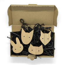 Lade das Bild in den Galerie-Viewer, Wandhaken "Heimische Tiere" aus Eichenholz