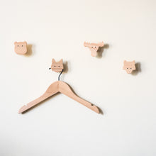 Lade das Bild in den Galerie-Viewer, Wandhaken "Nordische Tiere" aus Eichenholz