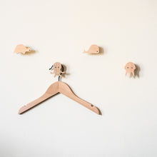 Lade das Bild in den Galerie-Viewer, Wandhaken "Meerestiere" aus Eichenholz