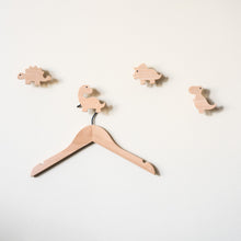 Lade das Bild in den Galerie-Viewer, Wandhaken "Dinosaurier" aus Eichenholz