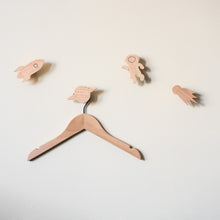 Lade das Bild in den Galerie-Viewer, Wandhaken ,,Weltraum" aus Eichenholz