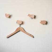 Lade das Bild in den Galerie-Viewer, Wandhaken "Bauernhof Tiere" aus Eichenholz