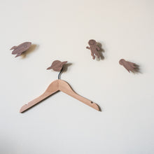 Lade das Bild in den Galerie-Viewer, Wandhaken "Weltraum" aus Walnussholz