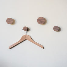 Lade das Bild in den Galerie-Viewer, Wandhaken "Rund" aus Walnussholz