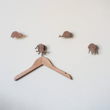 Lade das Bild in den Galerie-Viewer, Wandhaken "Meerestiere" aus Walnussholz