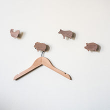 Lade das Bild in den Galerie-Viewer, Wandhaken "Bauernhof Tiere" aus Walnussholz
