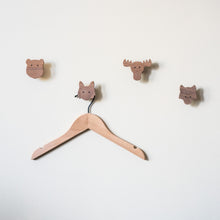 Lade das Bild in den Galerie-Viewer, Wandhaken "Nordische Tiere" aus Walnussholz
