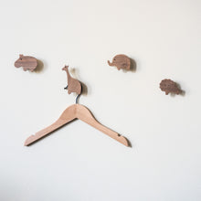 Lade das Bild in den Galerie-Viewer, Wandhaken "Afrikanische Tiere" aus Walnussholz