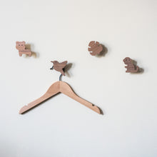 Lade das Bild in den Galerie-Viewer, Wandhaken "Dschungel" aus Walnussholz