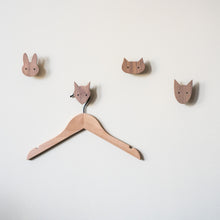 Lade das Bild in den Galerie-Viewer, Wandhaken "Heimische Tiere" aus Walnussholz