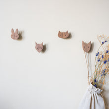 Lade das Bild in den Galerie-Viewer, Wandhaken "Heimische Tiere" aus Walnussholz