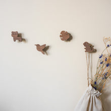 Lade das Bild in den Galerie-Viewer, Wandhaken "Dschungel" aus Walnussholz