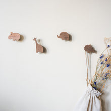 Lade das Bild in den Galerie-Viewer, Wandhaken "Afrikanische Tiere" aus Walnussholz
