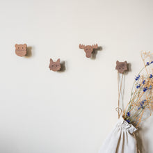 Lade das Bild in den Galerie-Viewer, Wandhaken "Nordische Tiere" aus Walnussholz