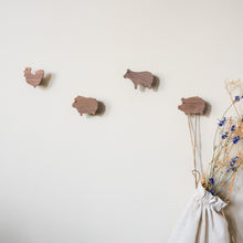 Lade das Bild in den Galerie-Viewer, Wandhaken "Bauernhof Tiere" aus Walnussholz