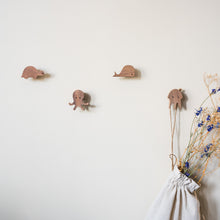 Lade das Bild in den Galerie-Viewer, Wandhaken "Meerestiere" aus Walnussholz