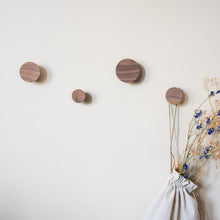 Lade das Bild in den Galerie-Viewer, Wandhaken "Rund" aus Walnussholz