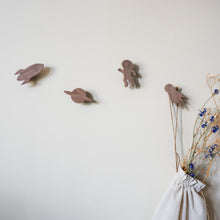 Lade das Bild in den Galerie-Viewer, Wandhaken "Weltraum" aus Walnussholz