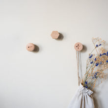 Lade das Bild in den Galerie-Viewer, Wandhaken "Schrauben" aus Eichenholz