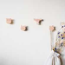 Lade das Bild in den Galerie-Viewer, Wandhaken "Nordische Tiere" aus Eichenholz