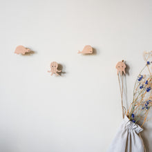 Lade das Bild in den Galerie-Viewer, Wandhaken "Meerestiere" aus Eichenholz