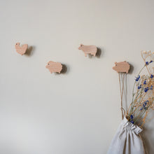 Lade das Bild in den Galerie-Viewer, Wandhaken "Bauernhof Tiere" aus Eichenholz