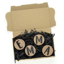 Lade das Bild in den Galerie-Viewer, Personalisierte Wandhaken aus Walnuss, rund