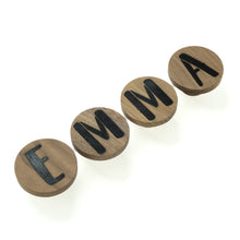 Lade das Bild in den Galerie-Viewer, Personalisierte Wandhaken aus Walnuss, rund