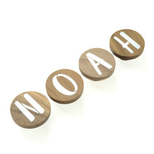 Lade das Bild in den Galerie-Viewer, Personalisierte Wandhaken aus Walnuss, rund