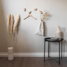 Lade das Bild in den Galerie-Viewer, Wandhaken ,,Weltraum" aus Eichenholz