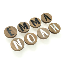 Lade das Bild in den Galerie-Viewer, Personalisierte Wandhaken aus Walnuss, rund