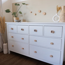 Lade das Bild in den Galerie-Viewer, Personalisierte Möbelgriffe aus Eiche, rund