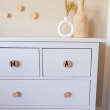 Lade das Bild in den Galerie-Viewer, Personalisierte Möbelgriffe aus Eiche, rund