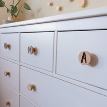 Lade das Bild in den Galerie-Viewer, Personalisierte Möbelgriffe aus Eiche, rund