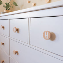 Lade das Bild in den Galerie-Viewer, Personalisierte Möbelgriffe aus Eiche, rund