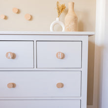 Lade das Bild in den Galerie-Viewer, Personalisierte Möbelgriffe aus Eiche, rund