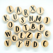 Lade das Bild in den Galerie-Viewer, Personalisierte Wandhaken aus Walnuss, rund