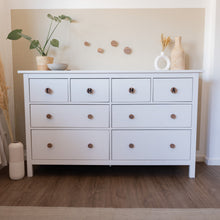 Lade das Bild in den Galerie-Viewer, Personalisierte Möbelgriffe aus Walnuss, rund